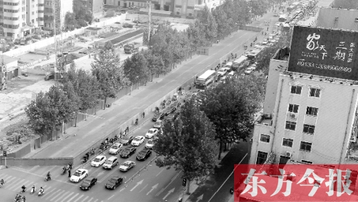 圍擋設(shè)置首日，人們騎車緩慢通行