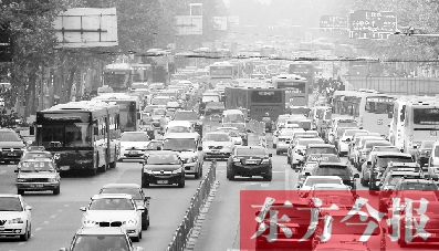 昨日下午4點，在花園路與黃河路口附近，車堵成了“一鍋粥”