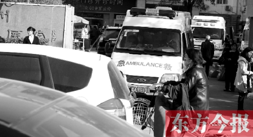 馬路上的機(jī)動車越來越多，臨著大路鄭州市第一人民醫(yī)院門口，出急診的救護(hù)車常常遭遇堵車