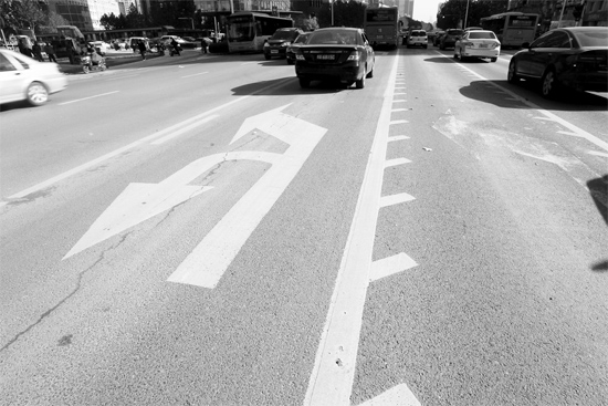 昨日，鄭州市金水路未來路口的“魚刺”車道，好多司機(jī)不知道咋走