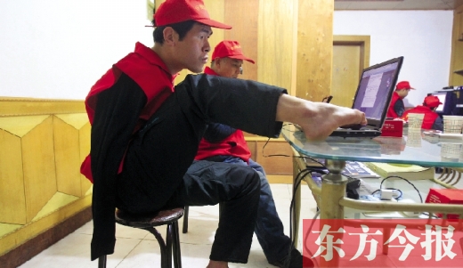 12月2日，一名“豫殘聯(lián)盟”志愿者正通過網(wǎng)絡、微博等聯(lián)絡著各地殘疾人朋友 東方今報首席記者 張曉冬