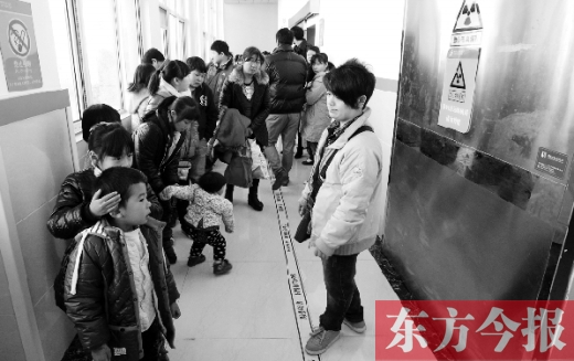 11月30日上午，星星等20余名“袖珍人”到鄭州市兒童醫(yī)院進行骨齡測定