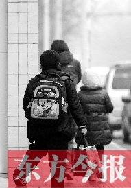 一名學(xué)生背著書包走出校門準(zhǔn)備回家。教育部發(fā)布規(guī)定，其中明確規(guī)定教師收禮、有償補(bǔ)課等行為將受到相應(yīng)處分