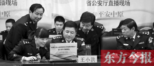 省公安廳廳長王小洪（中）和微博網(wǎng)友在進行交談，發(fā)現(xiàn)問題現(xiàn)場馬上解決