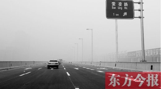 昨天上午，東方今報(bào)記者跟隨鄭州市交巡警部門，提前探路已具備通車條件的鄭州市三環(huán)快速路