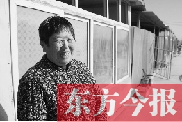 在京水村的臨時(shí)過渡區(qū)內(nèi)，一位大媽在儲存大白菜