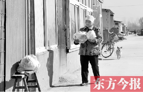 在京水村的臨時(shí)過渡區(qū)內(nèi)，62歲的村民白小英對未來的生活充滿期待