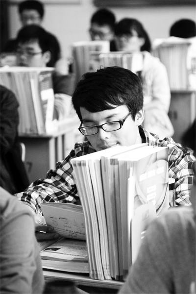 一所學(xué)校的高三學(xué)生正在加班加點(diǎn)復(fù)習(xí)，不少同學(xué)都開(kāi)始為自主招生報(bào)名忙活了