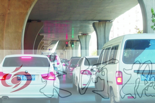 交警在東風(fēng)路從北向南上橋口處擺上反光錐，間歇放行