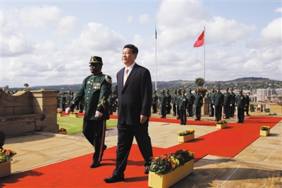 3月26日，南非總統(tǒng)祖馬在比勒陀利亞聯(lián)邦大廈前廣場舉行儀式，歡迎中國國家主席習近平訪問南非。這是習近平檢閱儀仗隊。新華社記者 蘭紅光 攝