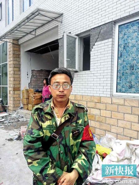 被免副鄉(xiāng)長楊成毅成災(zāi)區(qū)首位免職干部，接受新快報記者采訪時稱：“服從組織決定，大難當(dāng)前官位不要緊”