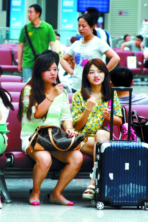 實在太熱，有個美女拿身份證當(dāng)扇子用