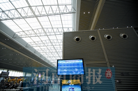 　鄭州東站三樓候車大廳，雖然空調(diào)處有涼風(fēng)吹出，但陽光通過頂棚照進(jìn)，導(dǎo)致整個(gè)大廳的空調(diào)制冷效果不明顯