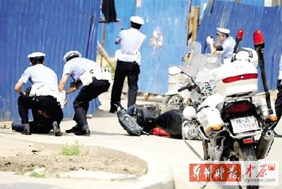 　一名歹徒被抓獲，另一名歹徒持槍劫持了一名門衛(wèi)。