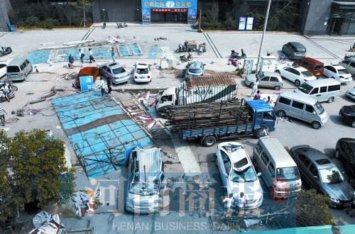 昨日上午，事發(fā)現(xiàn)場仍停有多輛被砸變形的汽車