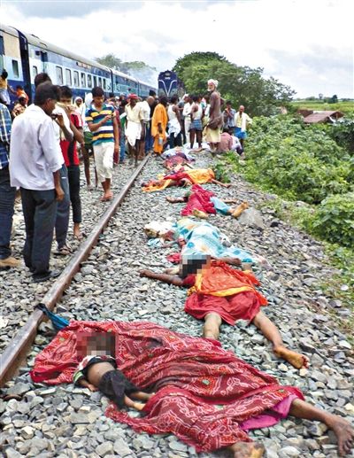 19日，事故現(xiàn)場遇難者的遺體。