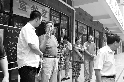 盧法舜（左二）伸出兩根手指，建議實(shí)行2元通票制。