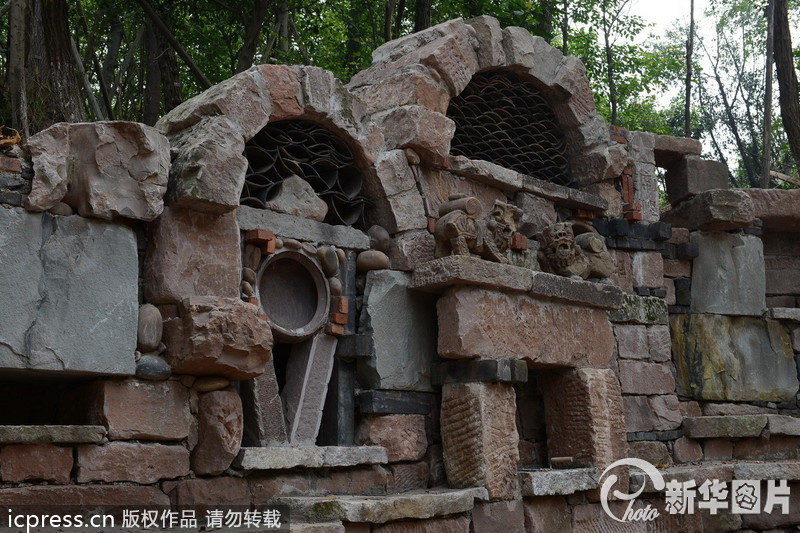 2013年9月23日，有網(wǎng)友近日報料重慶一所大學(xué)正在修建稀奇古怪的校大門