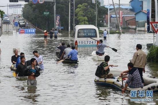 臺風(fēng)“菲特”造成浙江余姚市城區(qū)大面積被淹，城市交通基本癱瘓，部分區(qū)域停電停水。