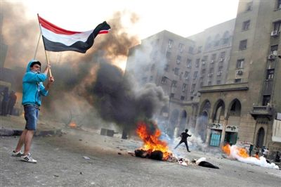 6日，穆爾西和穆兄會的支持者在開羅街頭示威，與警方發(fā)生沖突。消失了三個多月的前總統(tǒng)穆爾西將于下月受審。
