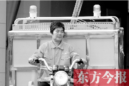 鄭州市金水區(qū)目前發(fā)放的第一批30輛新垃圾清運車，已投入使用