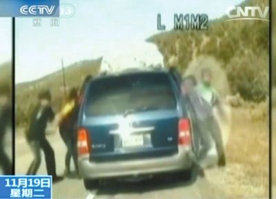 雷爾與警察爭執(zhí)，費雷爾兒子下車試圖保護媽媽。