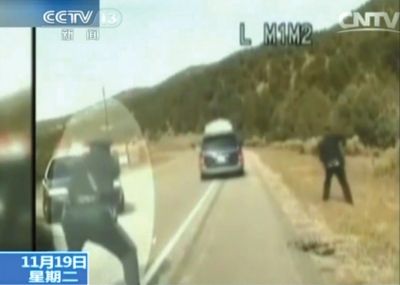 費雷爾駕車逃走，警察連開數(shù)槍。央視截圖