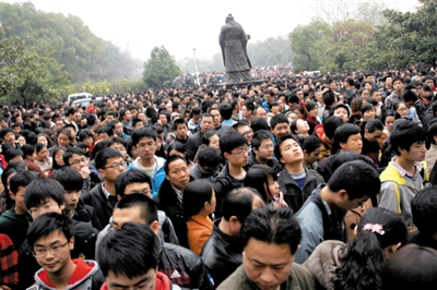 去年3月16日，武漢華中科技大學，“北約”、“華約”、“卓越”聯(lián)盟自主招生選拔考試湖北考點，考生等待進場。 圖/CFP