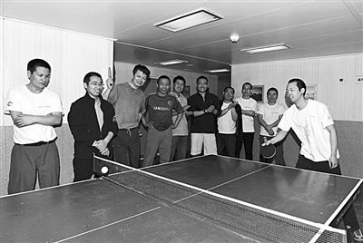 5日，“雪龍”號上的科考隊員在進(jìn)行乒乓球比賽。新華社發(fā)