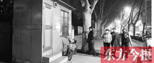 1月13日晚9點30分，鄭州市綠城廣場內(nèi)的公廁依然開放