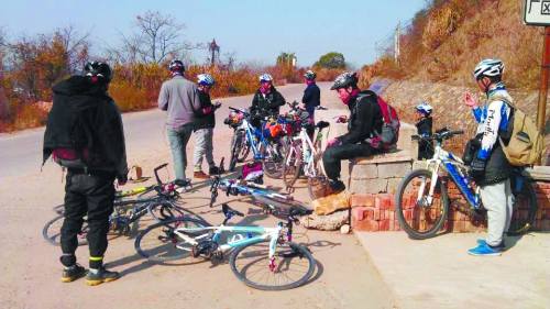 1月21日，他們路過(guò)湖南中路鋪鎮(zhèn)，在路邊短暫休息。