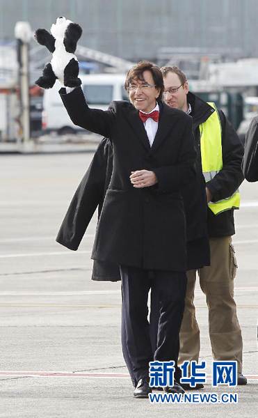 2月23日，在比利時(shí)首都布魯塞爾的國(guó)家機(jī)場(chǎng)，比利時(shí)首相迪呂波手舉熊貓玩具歡迎大熊貓“星徽”和“好好”