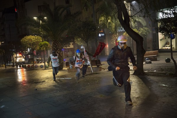 當?shù)貢r間2014年2月25日，土耳其伊斯坦布爾，總理涉腐錄音引發(fā)全國抗議，要求本屆政府下臺。