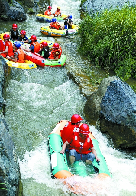 8月16日，游客在盧氏縣豫西大峽谷景區(qū)進(jìn)行漂流比賽。