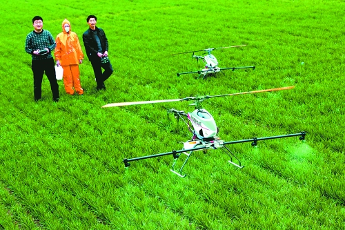 無(wú)人作業(yè)機(jī)一分鐘可為一畝地噴一升藥。