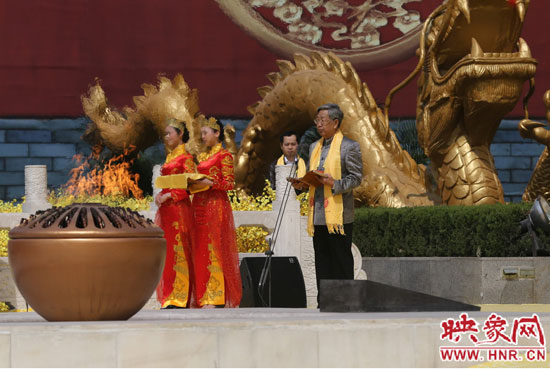 中華炎黃文化研究會會長許嘉璐宣讀拜祖大典拜祭文。映象網(wǎng)記者 邵恰 攝