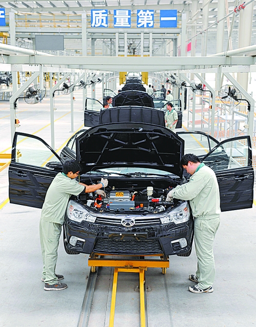 　　4月16日，新鄉(xiāng)市新能電動汽車有限公司的工作人員在電動汽車生產(chǎn)流水線上作業(yè)。目前，新鄉(xiāng)現(xiàn)有規(guī)模以