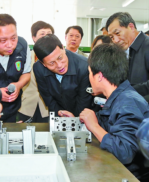 4月24日，省委副書(shū)記、省長(zhǎng)謝伏瞻在濟(jì)源虎嶺產(chǎn)業(yè)集聚區(qū)考察。