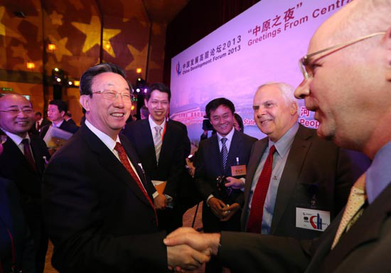 3月24日晚，省委書記、省長郭庚茂在參加中國發(fā)展高層論壇“中原之夜”活動時與外商親切握手交談。