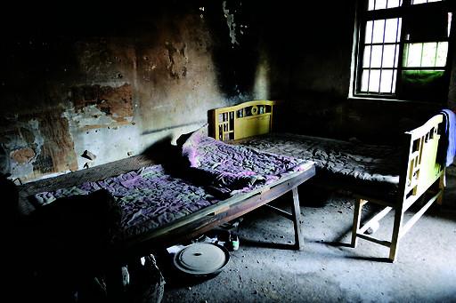 姐妹倆的臥室長(zhǎng)期不通風(fēng)，又潮又悶