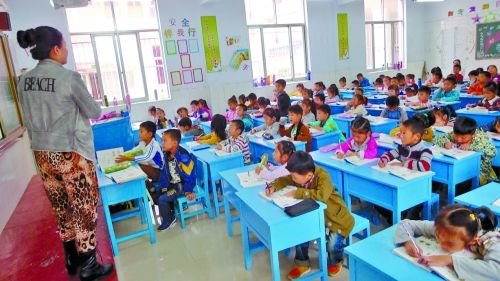 有的課桌直抵講臺(tái),學(xué)生眼睛離黑板非常近。