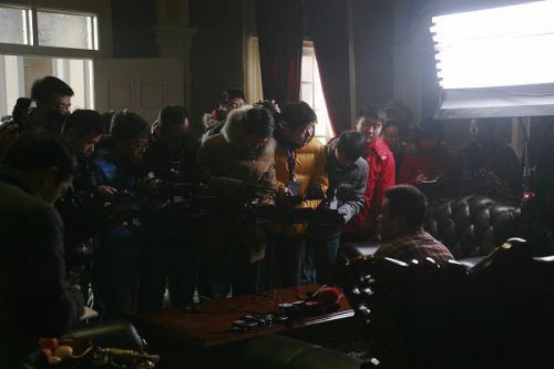 各路媒體記者探班《大河兒女》現(xiàn)場。