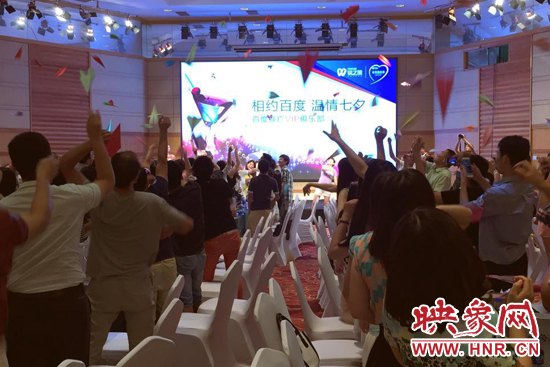 全場一齊放飛“愛情心愿紙飛機”,能不能飛進(jìn)“ta”的心里?