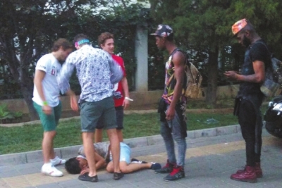 外籍男子當(dāng)街肩扛、腳踏醉漢