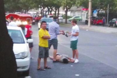 外籍男子當(dāng)街肩扛、腳踏醉漢