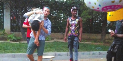 外籍男子當(dāng)街肩扛、腳踏醉漢