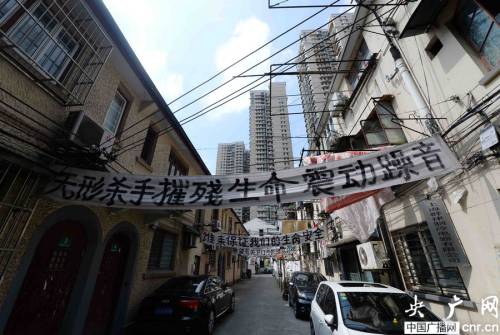 上海小區(qū)掛滿(mǎn)白色橫幅陰森如