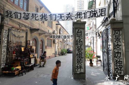 上海小區(qū)掛滿(mǎn)白色橫幅陰森如