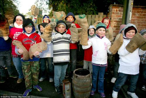 英國(guó)傳統(tǒng)比賽 選手扛“火桶”一路狂奔 英國(guó)傳統(tǒng)比賽 選手扛“火桶”一路狂奔