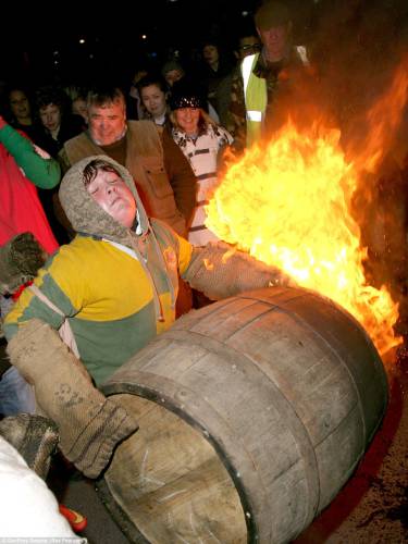 英國(guó)傳統(tǒng)比賽 選手扛“火桶”一路狂奔 英國(guó)傳統(tǒng)比賽 選手扛“火桶”一路狂奔